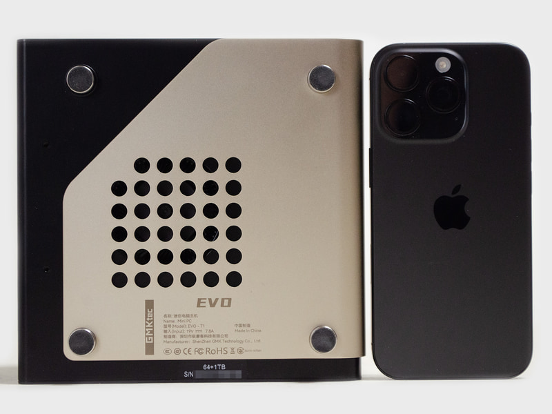 裏面とiPhone 16 Pro。ほぼ同じ高さ。一般的なミニPCだと約3分の2程度のことが多い