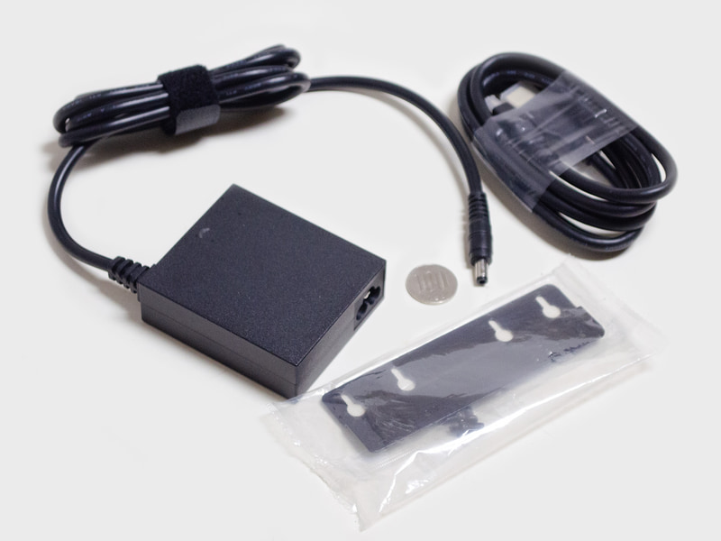 付属品はACアダプタ(サイズ約78×68×25mm、重量339g、出力19V/7.8A)、HDMIケーブル、VESAマウンタ