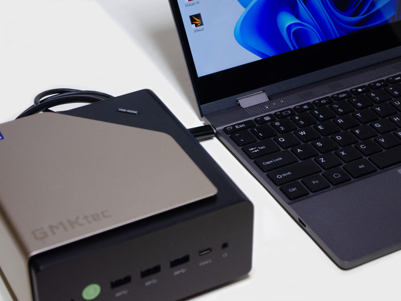 いつものキーボード付きモバイルモニターへ接続。USB4があるのでType-Cケーブル1本で接続可能