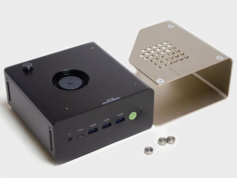 まず外側の金属部分を外す。裏の足3つを回せば取れるようになっている