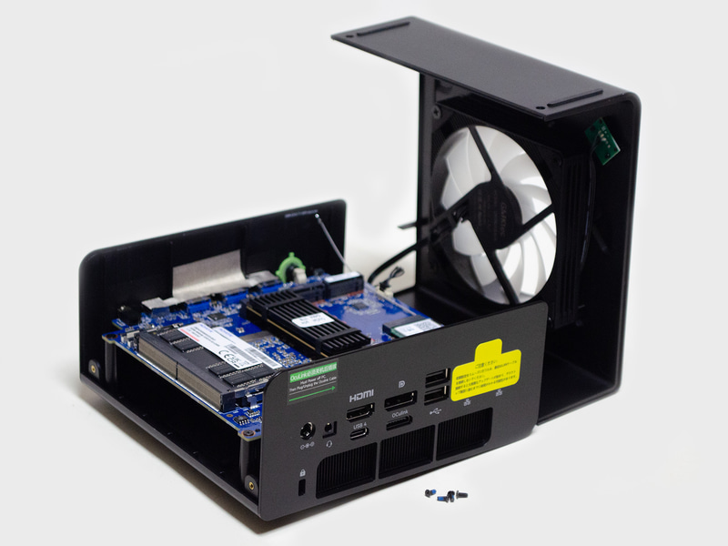 次に側面にあるネジ2つずつを外す。これで筐体が開く