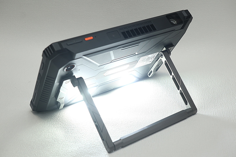 最大400lmのLEDライトも内蔵する