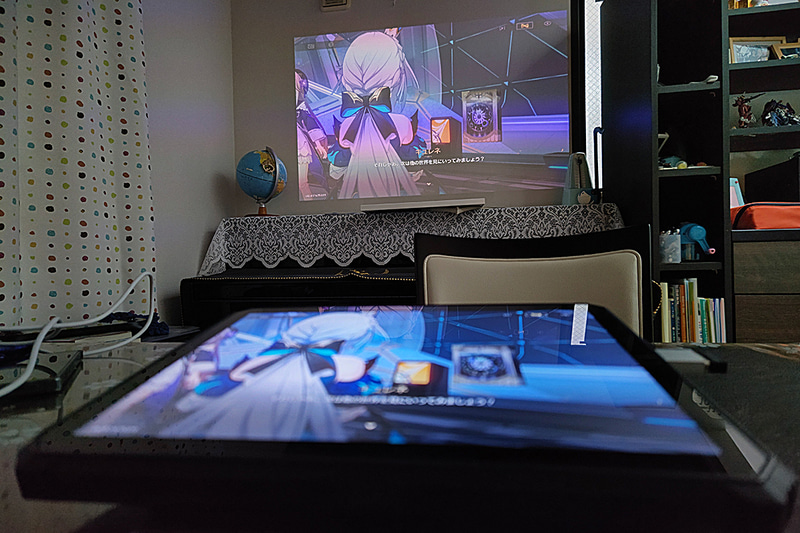 壁さえあれば、どこでも大画面ゲーム。コントローラを繋げれば寝たままでも快適プレイ