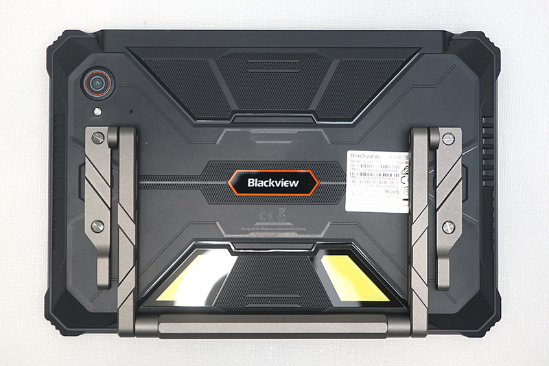 いかにもタフそうな背面