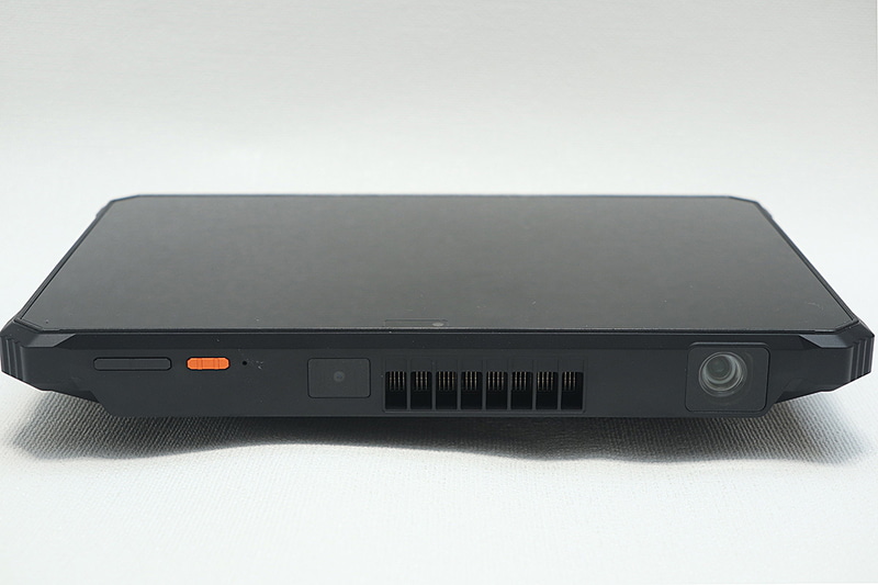 本体上部。音量調節ボタンやショートカットボタン(カスタマイズ可能)、プロジェクタのレンズと距離自動調節用のカメラ、排気口などを備えている