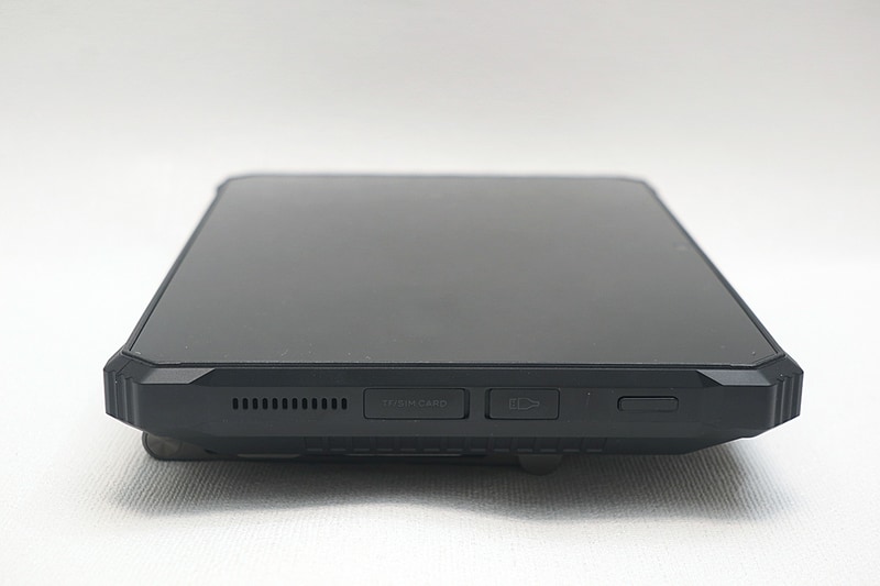 インターフェイスはカバーでしっかり保護。USB Type-CとSIMスロット、microSDスロットも装備
