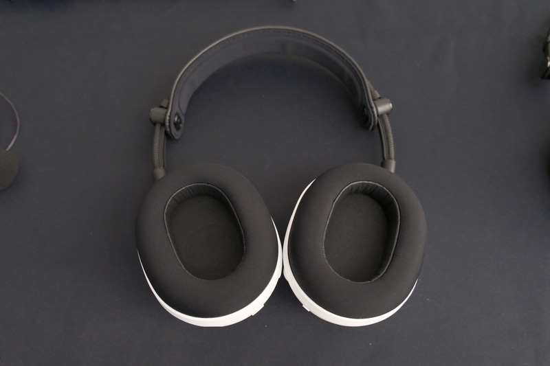 ナイロン製イヤーカップ。内側の側面は合皮が使われており、快適性を高めながら遮音性を確保