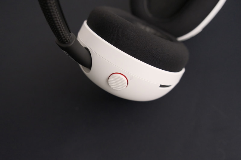 ミュートボタンは左側上方に配置し押しやすく