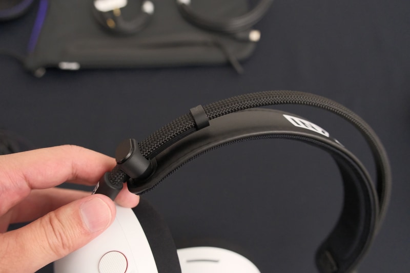 ヘッドバンドも構造が変更。ボタンを押している間だけ長さ調整できる設計に