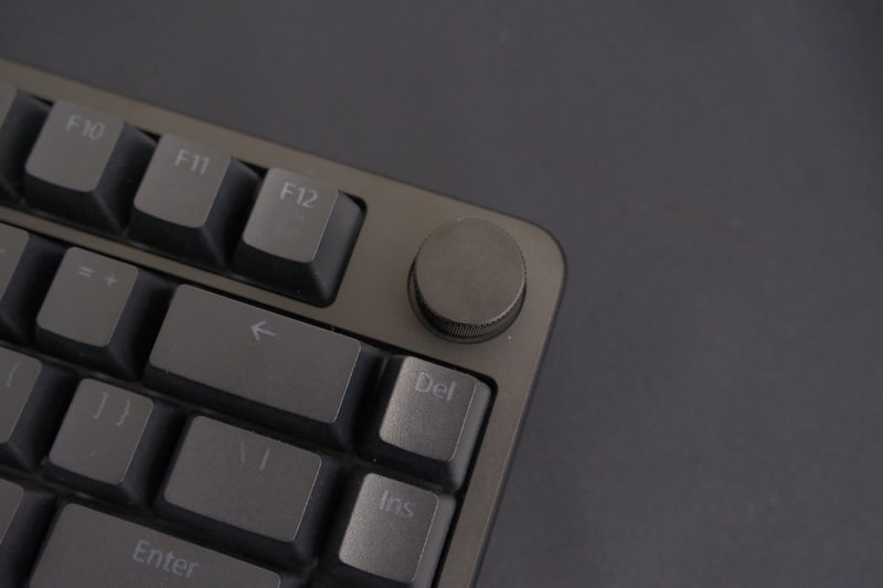 右上にはダイヤルも装備