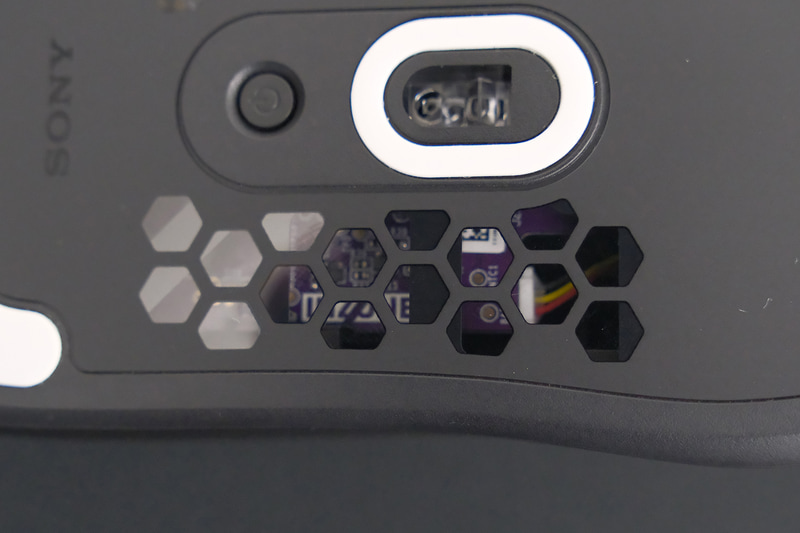 ハニカム構造のような底面だが、穴は透明パネルで塞がれている。基板も見える