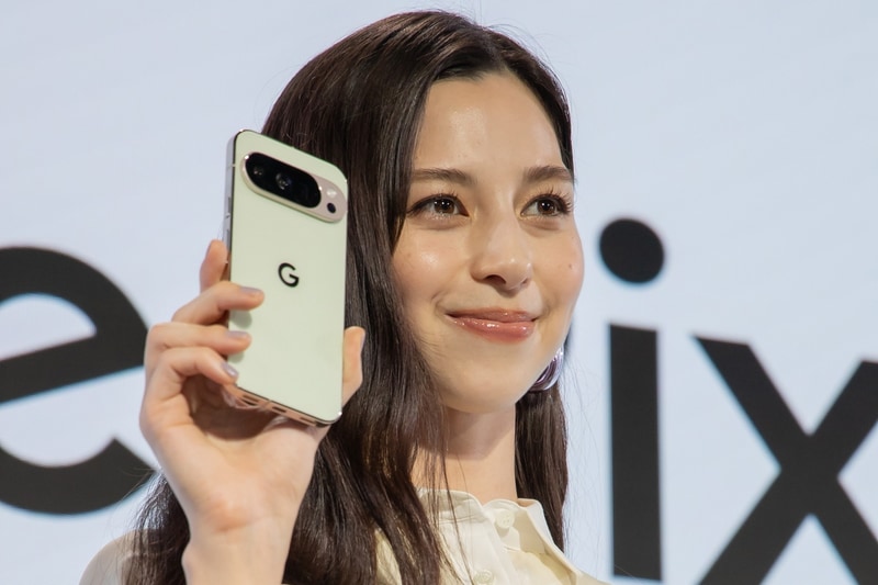Pixel 10を紹介する中条あやみさん