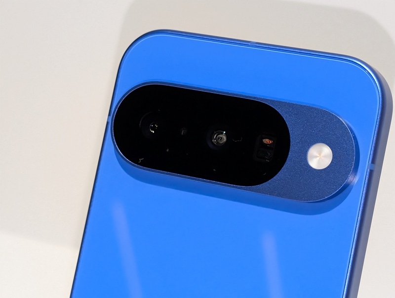 Pixel 10のカメラバー。全機種とも背面に3眼カメラを備える