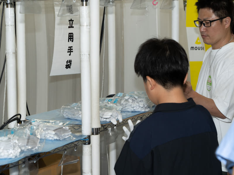 参加者は入場してまず組立用の手袋を着用
