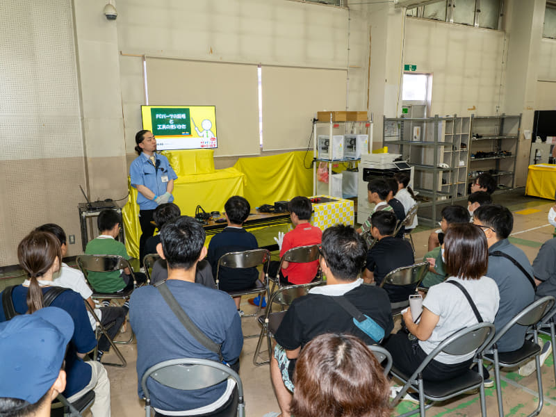 組み立てに先立ち、パーツの役割や取り扱い上の注意点について説明した