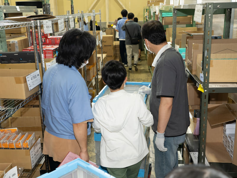 広い工場から目的のパーツを探す