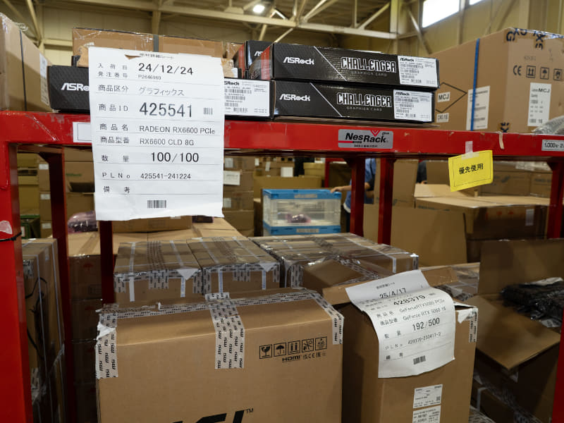 棚にはパーツの型番とIDが記載されている