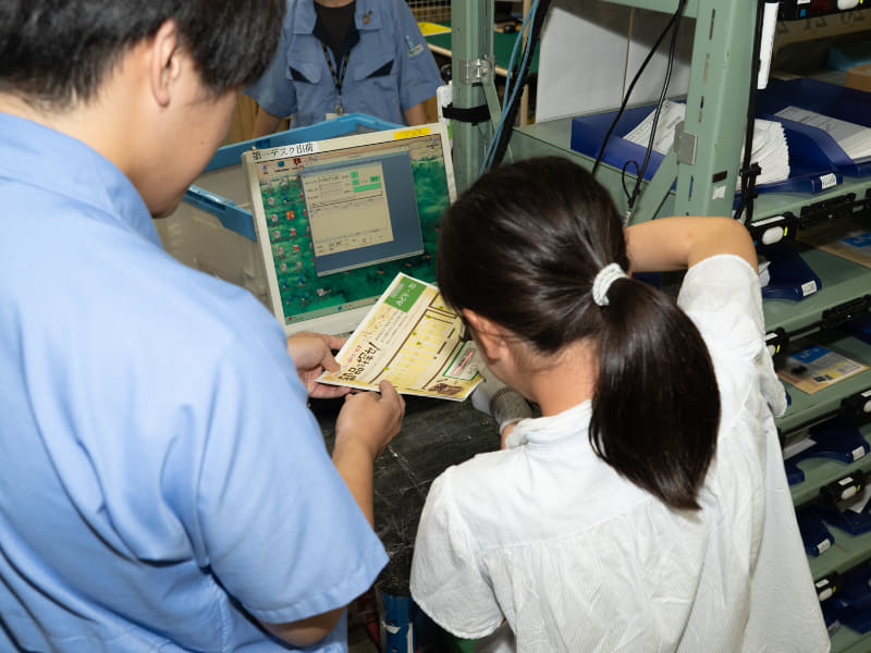 マニュアル類などはバーコードで読み取り、ランプが点灯した該当の棚から取り出す