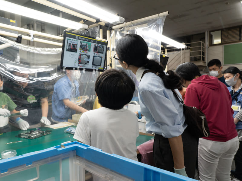 先生と一緒に手順を確認しながら組み上げていく