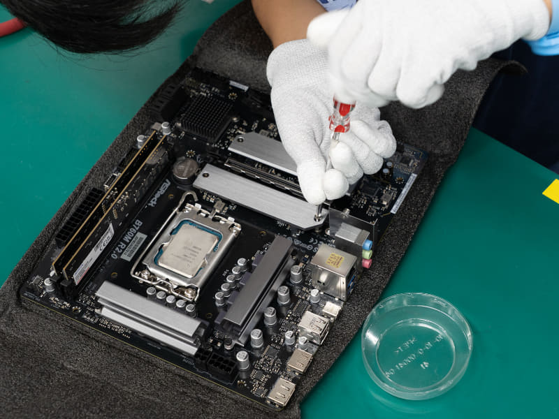 最初にCPUやストレージなどを組み込んでいく