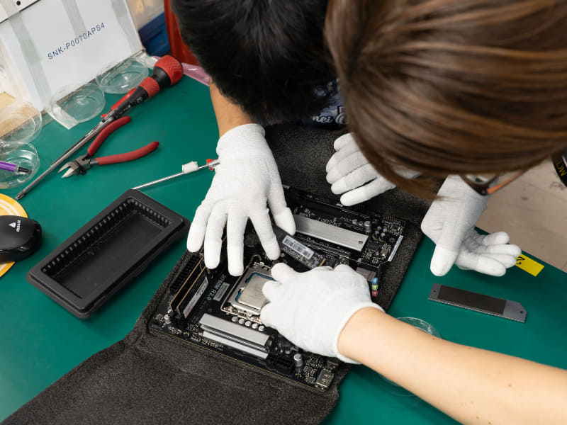 M.2 SSDなど繊細な作業では先生の補助も受ける