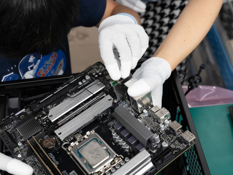 マザーボードに無線アンテナを組み込む