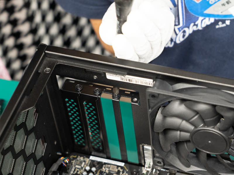 拡張スロットのカバーを外して……