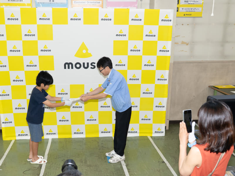 校長先生から修了証を授与