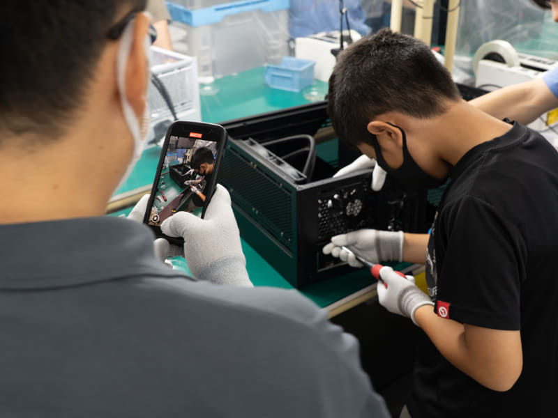 特別なイベントということもあって、組み立て作業中の児童の様子をスマホで記録している保護者も多くみられた