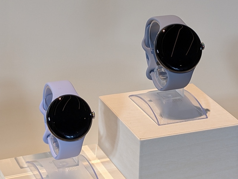 Pixel Watch 4 41mmモデル(左)と45mmモデル(右)