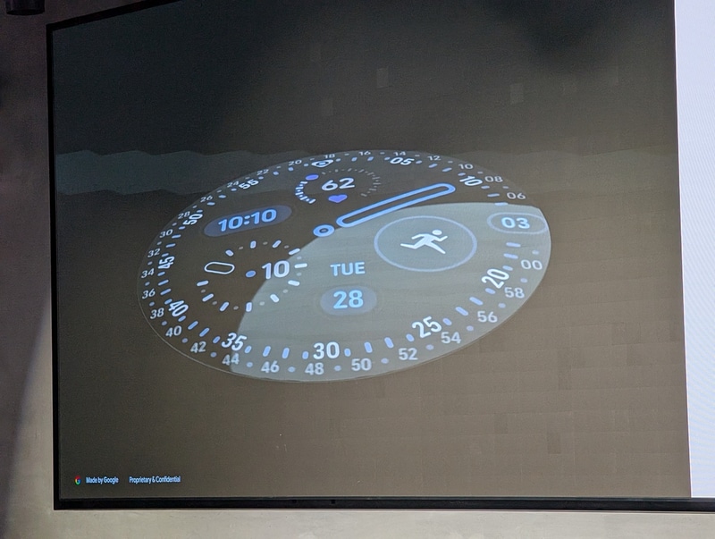 ガラスだけでなくディスプレイ自体がドーム型になったActua 360ディスプレイを採用