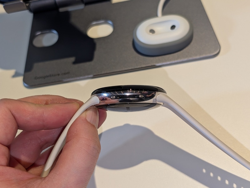 充電端子は側面に移動