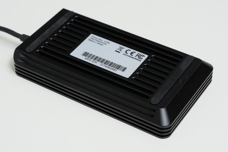 本体は比較的サイズが大きい。ボディはアルミ合金製で、底面や側面には溝が掘られヒートシンク的な役割も果たす