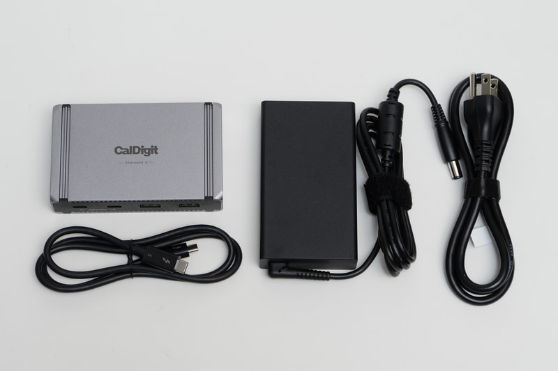 ドック本体に加えて、PC接続用のThunderbolt 5ケーブル、出力180WのACアダプタが付属