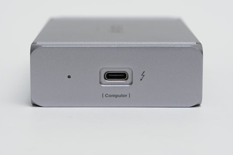 PC接続用のThunderbolt 5ポート。90Wの電力供給も可能