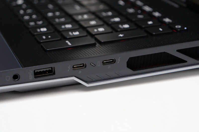 右側面にThunderbolt 5ポートを2ポート備える