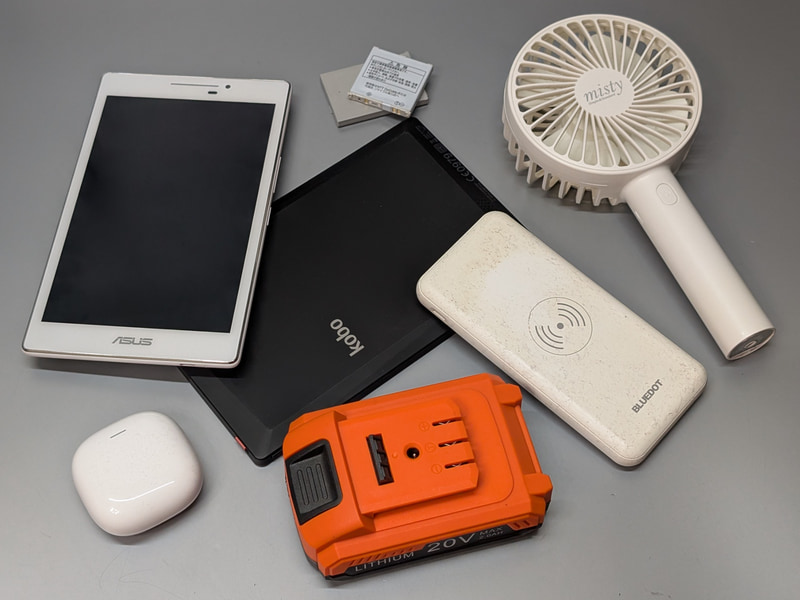 小型家電の例。多くはリチウムイオン電池を内蔵しており、処分方法が不適切だと発火や発煙といった事故を招きかねない