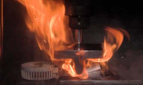 処分方法を誤るとごみ収集車やごみ処理施設の大事故につながりかねないバッテリ入り家電(写真: 製品評価技術基盤機構NITE)