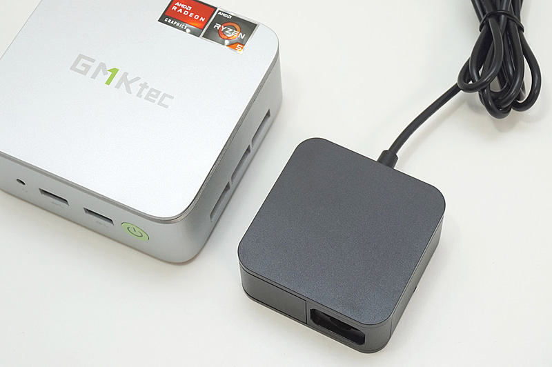 NucBox G10(左)と比べてもかなり小さめ。コンパクトなGaN充電器に近いサイズだ