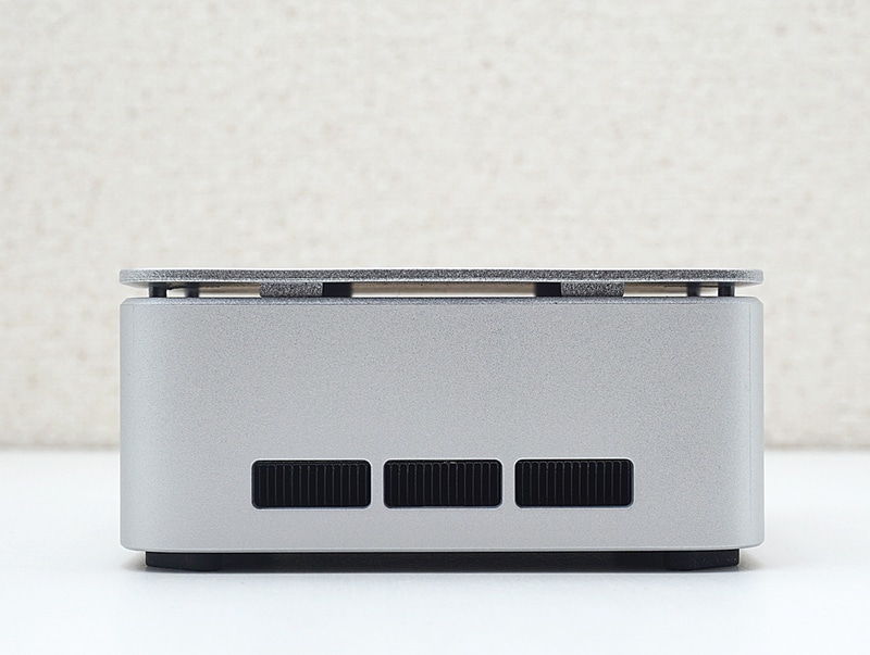 右側面には排気口があるので塞がないようにしたい