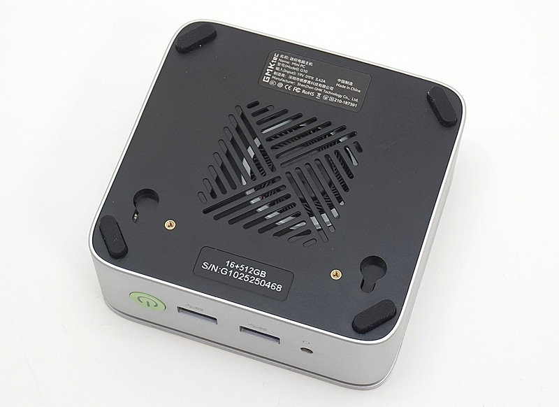 底面にはCPUファン用の吸気口がある