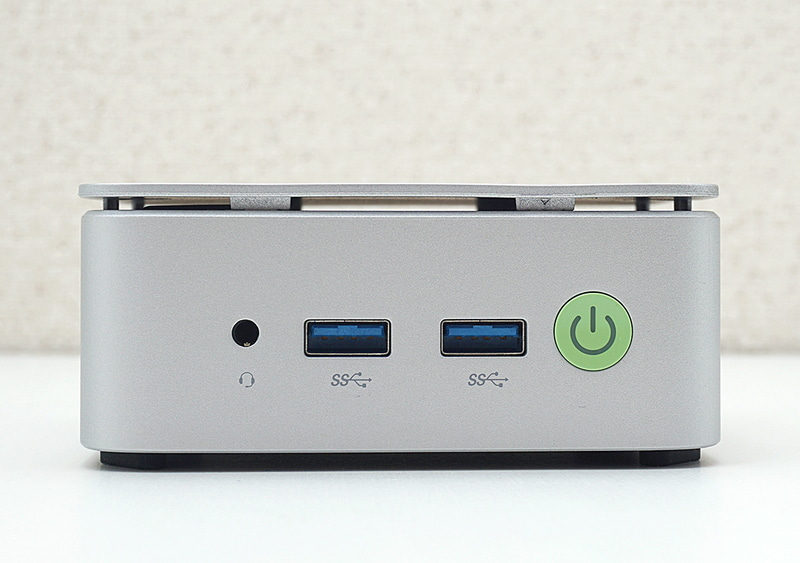 前面にはUSB 3.2 Gen 1ポートが2基とヘッドセット端子を装備
