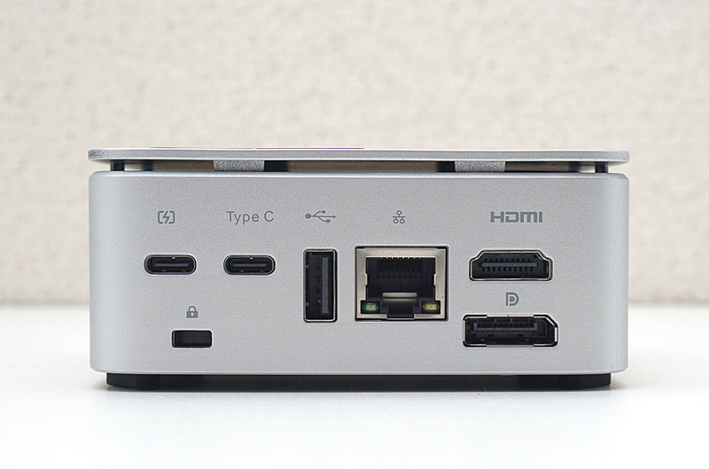 背面には2.5Gigabit Ethernet、DisplayPort、HDMI、電源供給用のType-C、DisplayPort Alt Mode対応のUSB 3.2 Gen 1 Type-C、USB 2.0ポートを装備