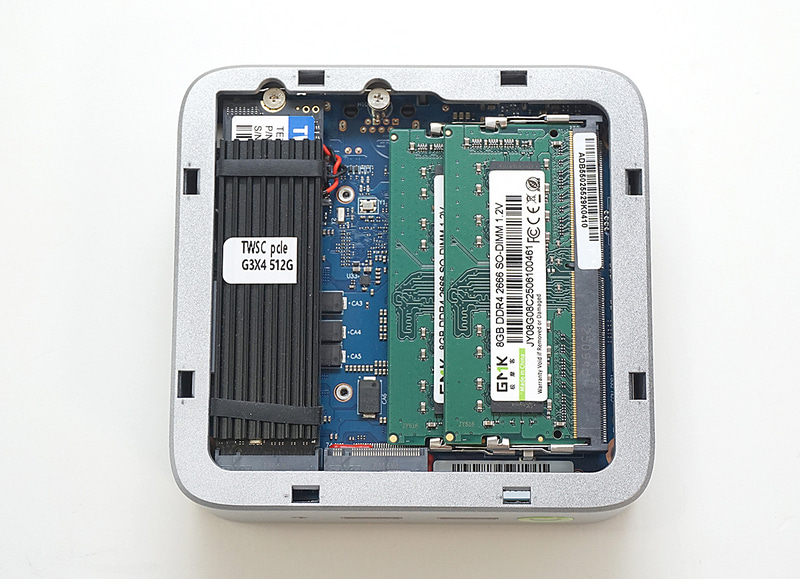 内部の様子。内部はかなり狭いが、メモリスロットやM.2スロットを装備していることに驚く