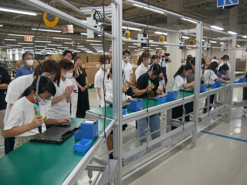 参加者と島根富士通の社員によるネジ締め競争を行なった