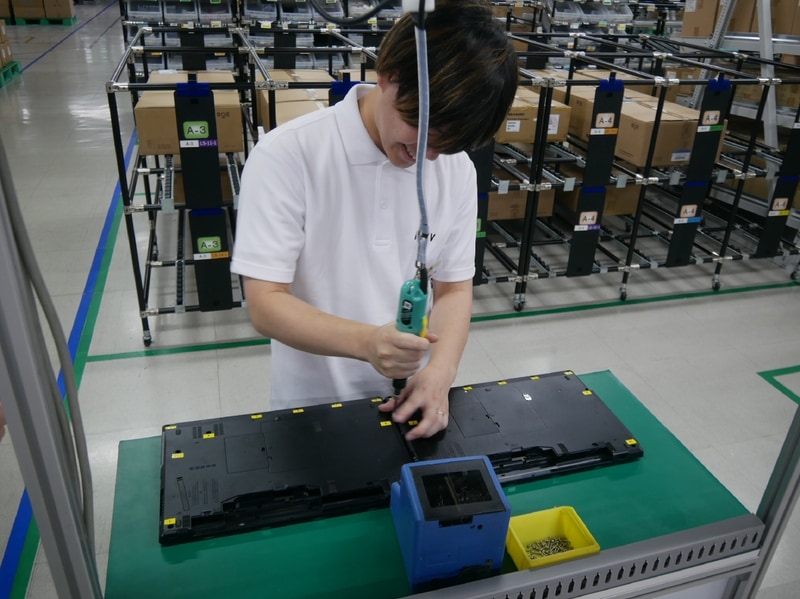 島根富士通のネジ締めの匠は同じ時間内に2倍となる20本のネジ締めを行なうハンデ戦