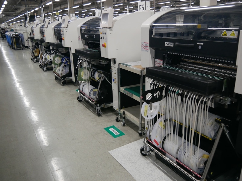 島根富士通のブリント基板製造ラインの様子
