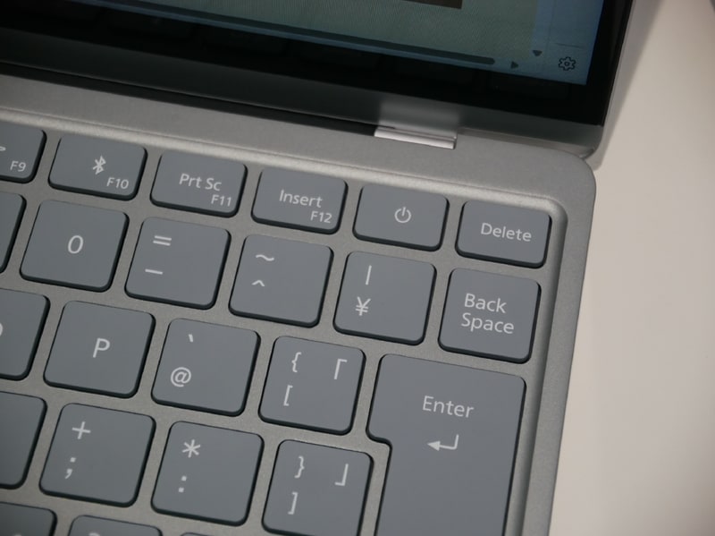 電源ボタンだけ押し下げの力を重くしているという