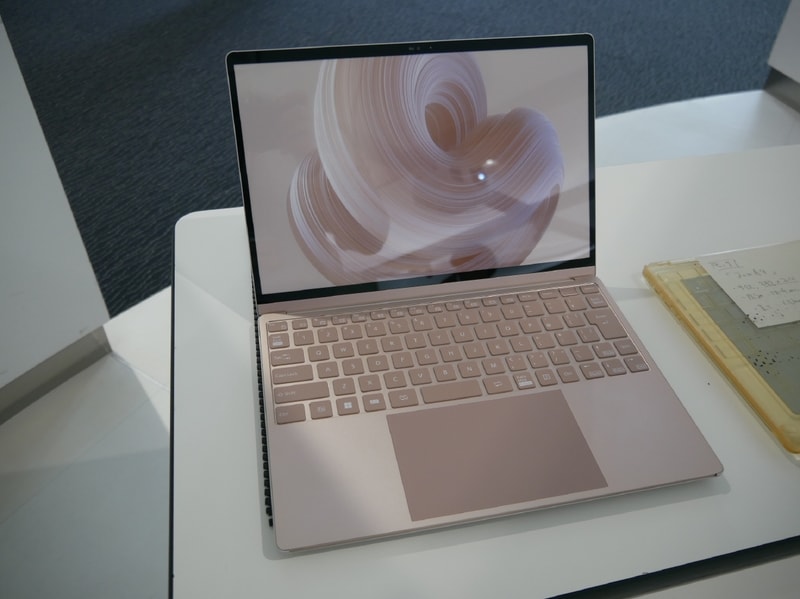 コンセプトモックも公開。ピンクカラーの試作も行なっていた