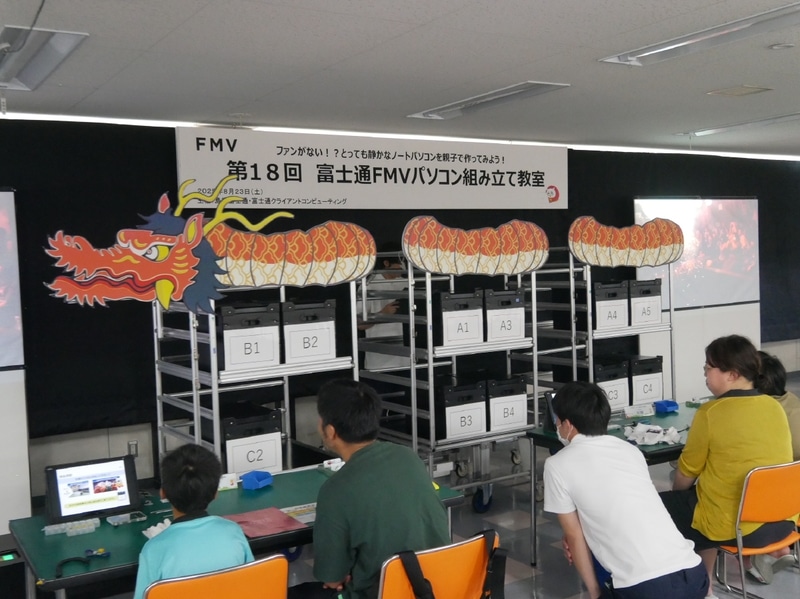 工場内で部品配送に使用している無人搬送車(AGV)が「石見神楽Ver」に変身して、大型部品を届けた